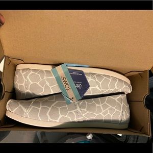BNWT Toms Alpargatas - Grey - W9